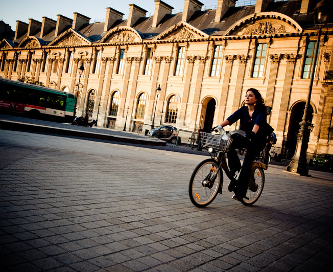 Belle Femme &agrave; V&eacute;lo Pass&eacute; Le Louvre